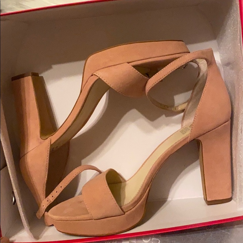 Vince Camuto -Sathina Platform Sandal - Picture 6 of 6